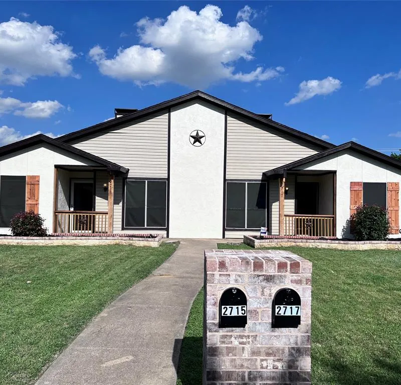2715/2717 Parkchester Drive, Arlington TX 76015
