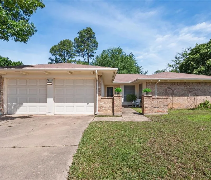 910 Cherry Laurel Lane, Arlington TX 76012