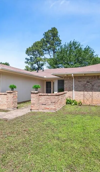 910 Cherry Laurel Lane, Arlington TX 76012 - Photo 3
