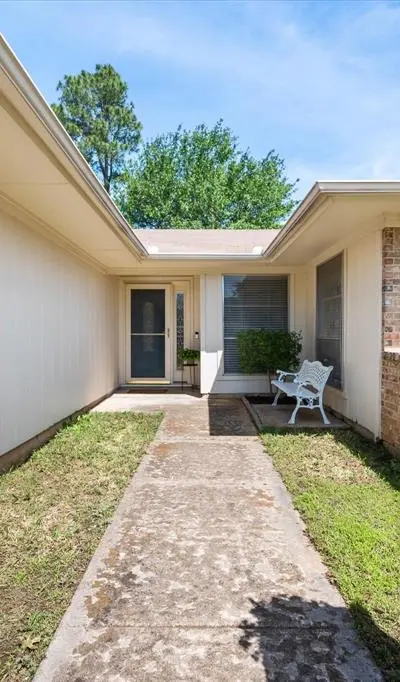 910 Cherry Laurel Lane, Arlington TX 76012 - Photo 4