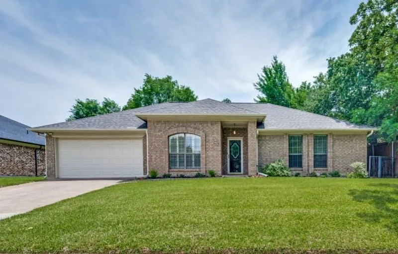 437 Heneretta Drive, Hurst TX 76054