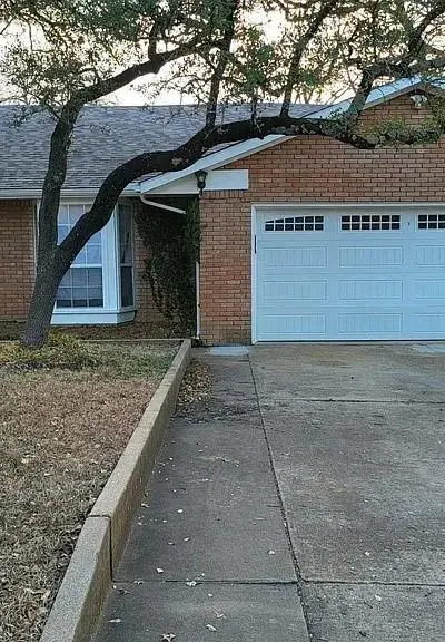 5728 Rockhill Road, Fort Worth TX 76112