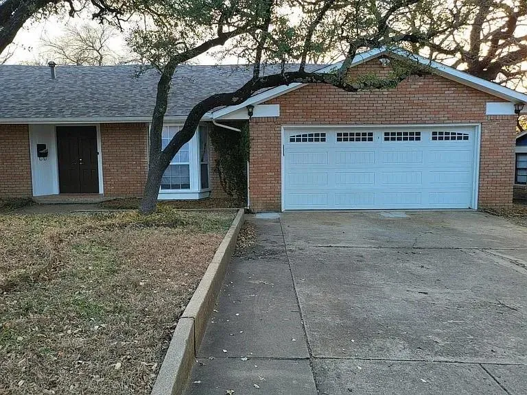 5728 Rockhill Road, Fort Worth TX 76112