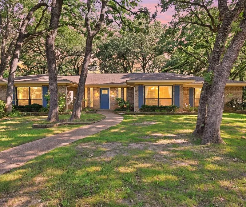 2108 Edgewood Court, Arlington TX 76013