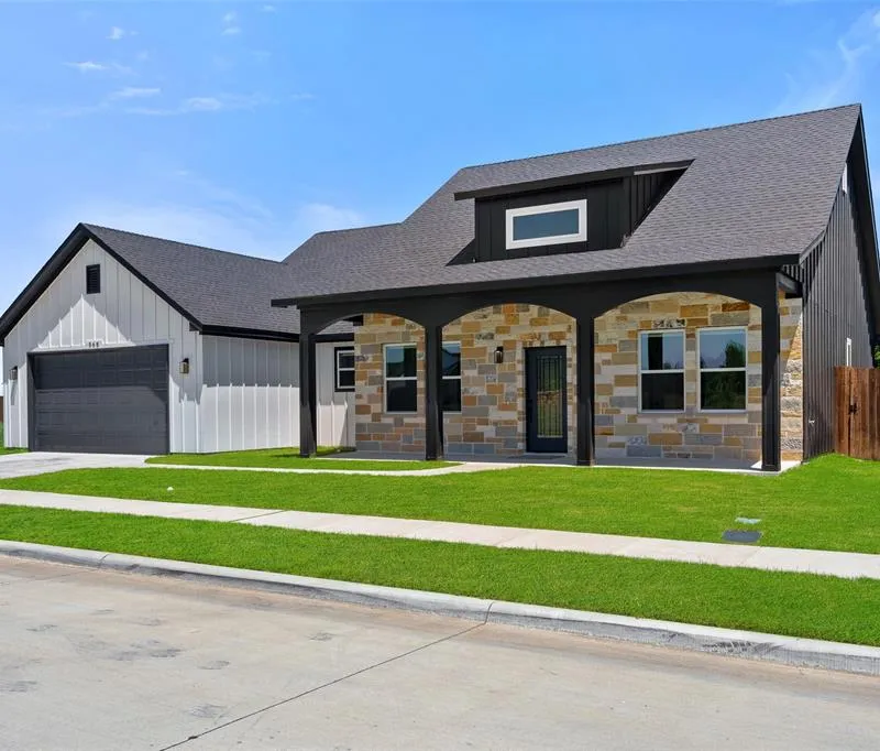 568 Highview Court, Godley TX 76134