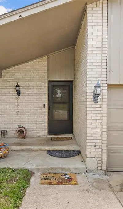 2010 Warwick Drive, Arlington TX 76015 - Photo 5