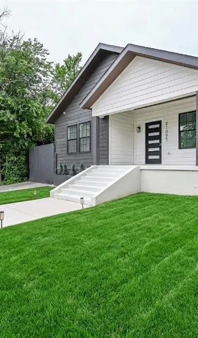 2109 Gould Avenue, Fort Worth TX 76164 - Photo 2