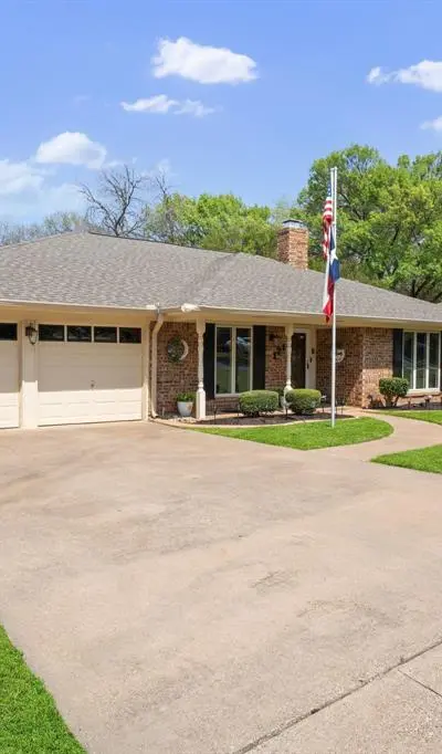 1711 Queensborough Drive, Arlington TX 76015 - Photo 2