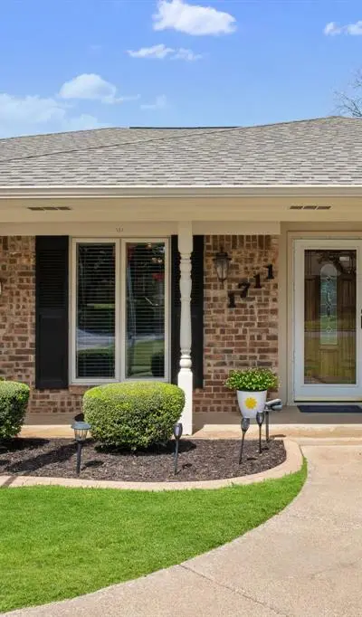 1711 Queensborough Drive, Arlington TX 76015 - Photo 3