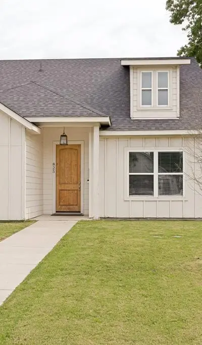 825 E Powell Avenue, Fort Worth TX 76104