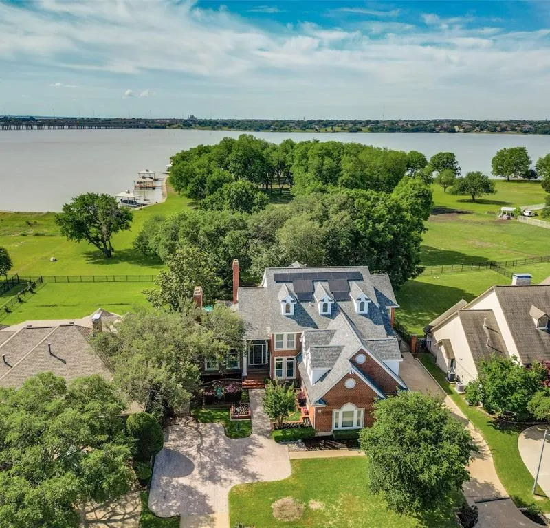32 Victoria Drive, Rowlett TX 75088