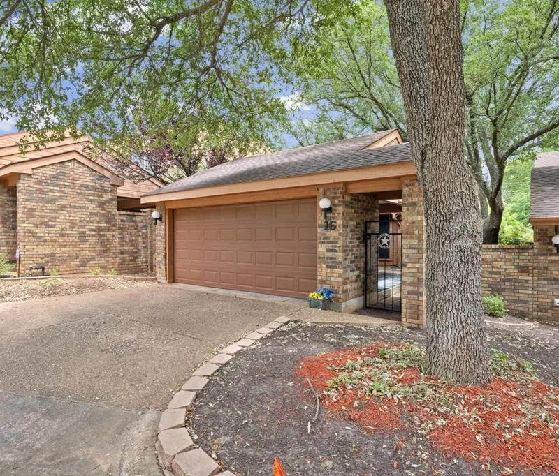 16 Village Green Court, Denison TX 75020