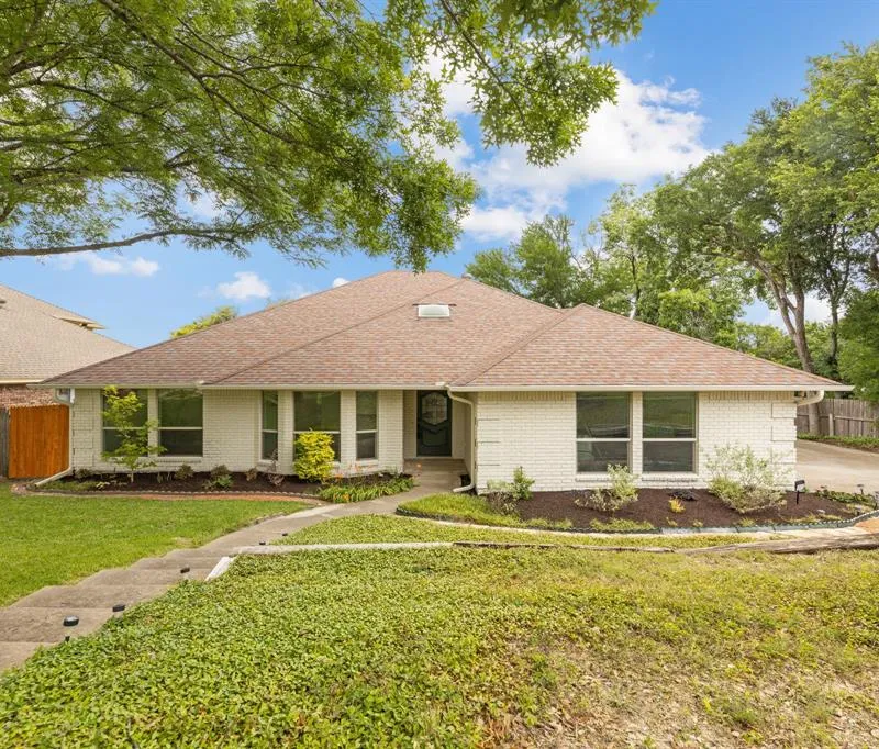 10112 Wandering Way Street, Benbrook TX 76126
