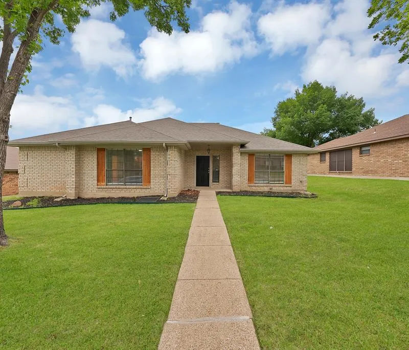 925 Creekview Drive, Mesquite TX 75181