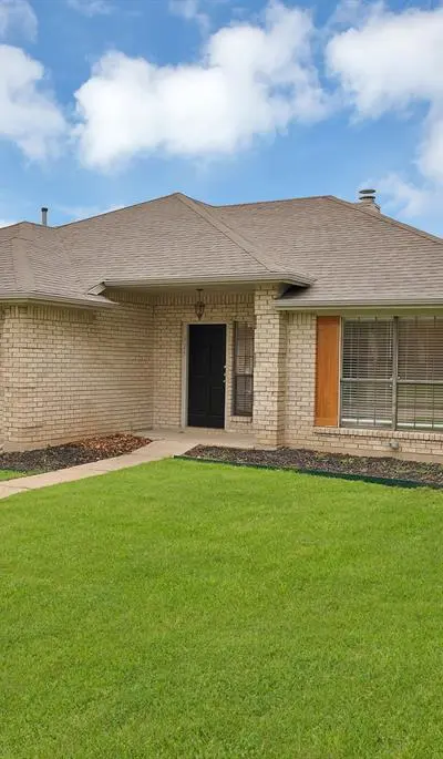 925 Creekview Drive, Mesquite TX 75181 - Photo 2
