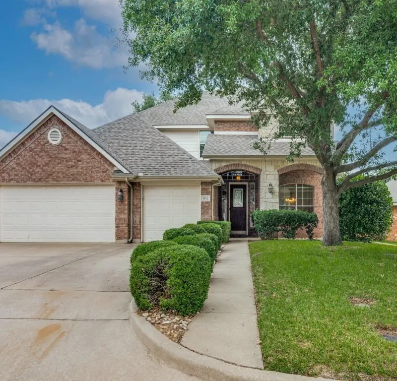 931 Park Forest Drive, Hurst TX 76053