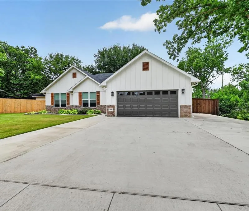 1005 W Chambers Street, Cleburne TX 76033