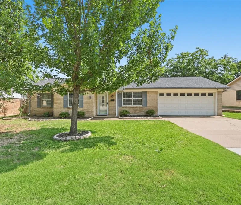 205 W Huitt Lane, Euless TX 76040