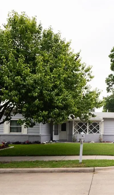 2136 Ridgeway Street, Arlington TX 76010 - Photo 2