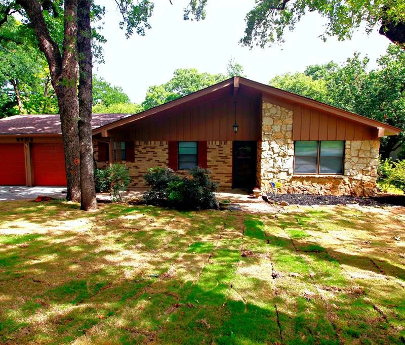2703 Oak Cliff Lane, Arlington TX 76012