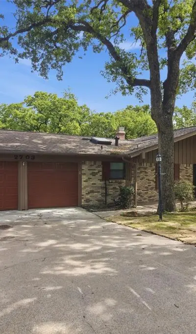 2703 Oak Cliff Lane, Arlington TX 76012 - Photo 2