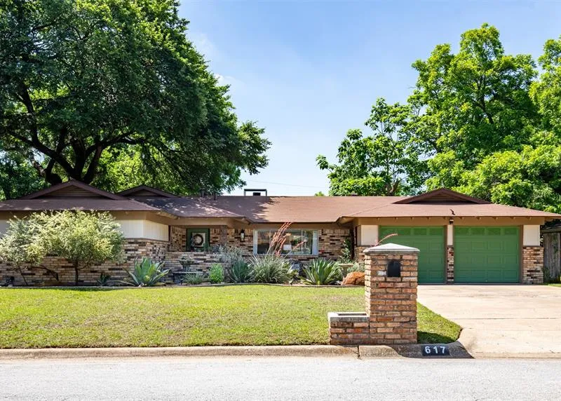 617 Woodside Drive, Hurst TX 76053