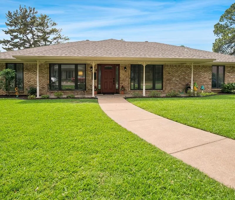 1725 Venetian Circle, Arlington TX 76013