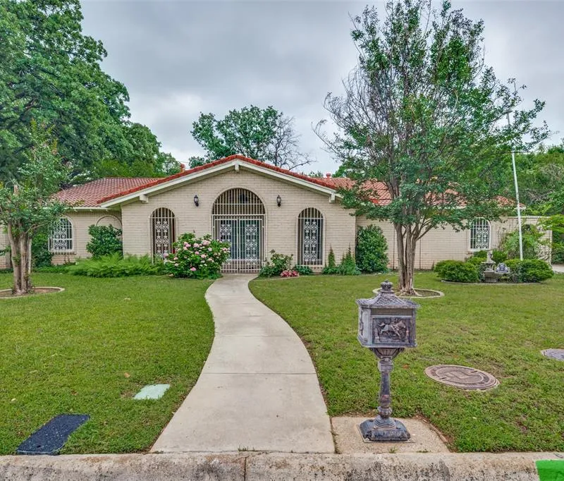 849 Wheelwood Drive, Hurst TX 76053