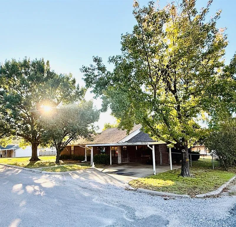 300 Denton Court, Collinsville TX 76233