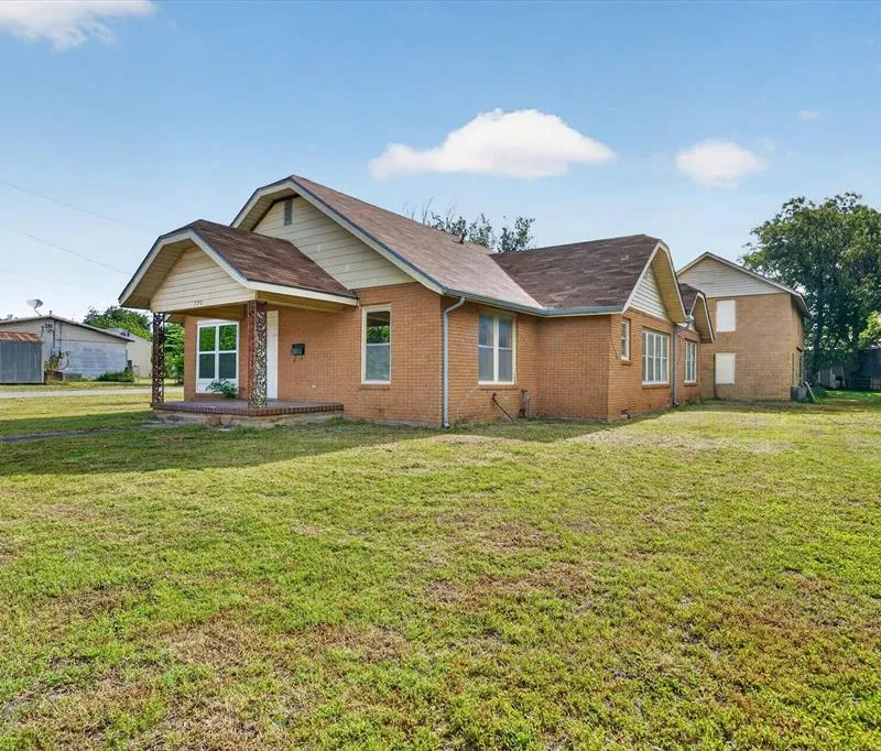 320 N 2nd Street, Jacksboro TX 76458
