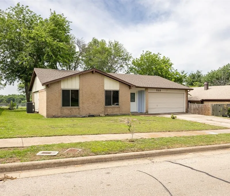 722 Meadowglen Drive, Duncanville TX 75137