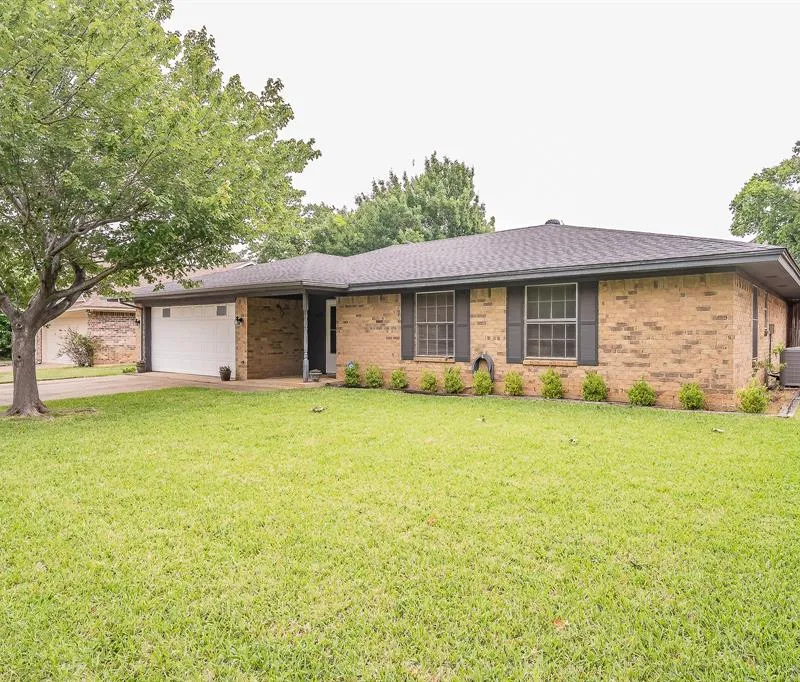 500 Emerson Drive, Euless TX 76039