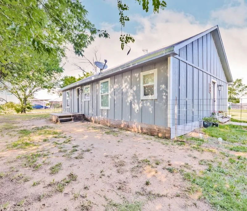 709 W Live Oak Street, Alvord TX 76225
