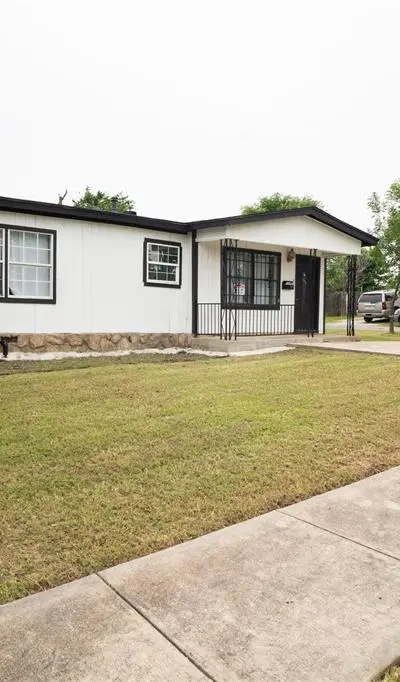 917 W Felix Street, Fort Worth TX 76115 - Photo 2
