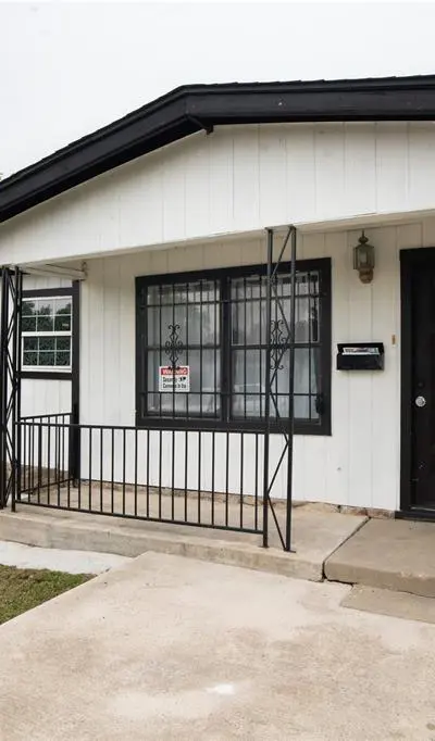 917 W Felix Street, Fort Worth TX 76115 - Photo 3