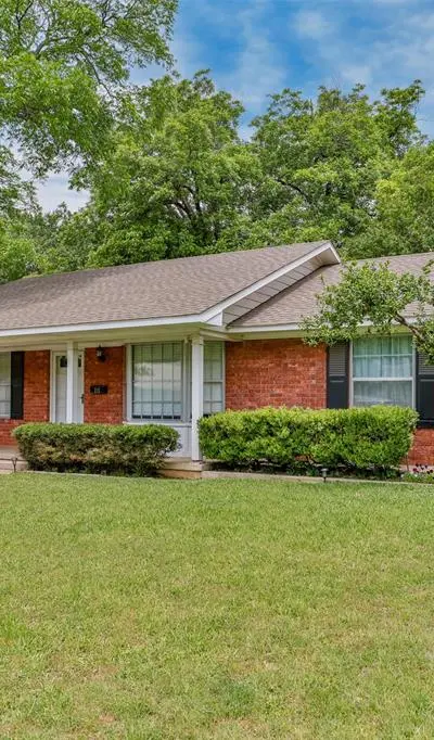 215 E Tennie Street, Gainesville TX 76240 - Photo 2