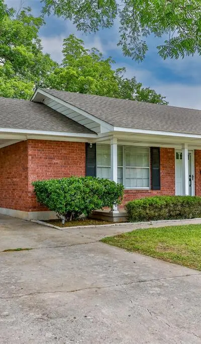 215 E Tennie Street, Gainesville TX 76240 - Photo 3