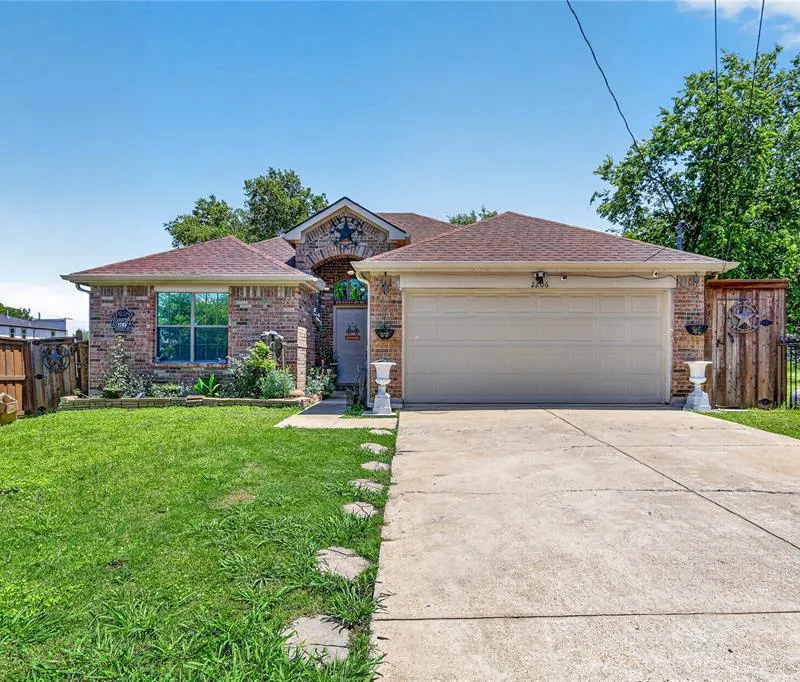 2206 Lapsley Street, Dallas TX 75212