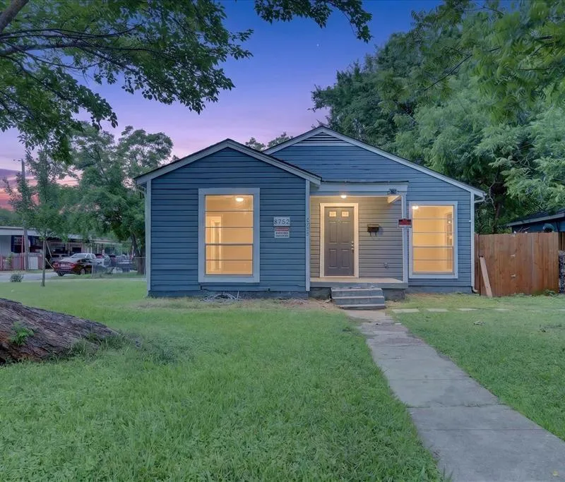 8752 Woodcastle Drive, Dallas TX 75217