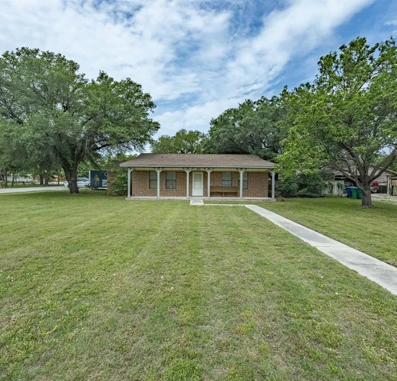 308 Oakwood Street, Chico TX 76431