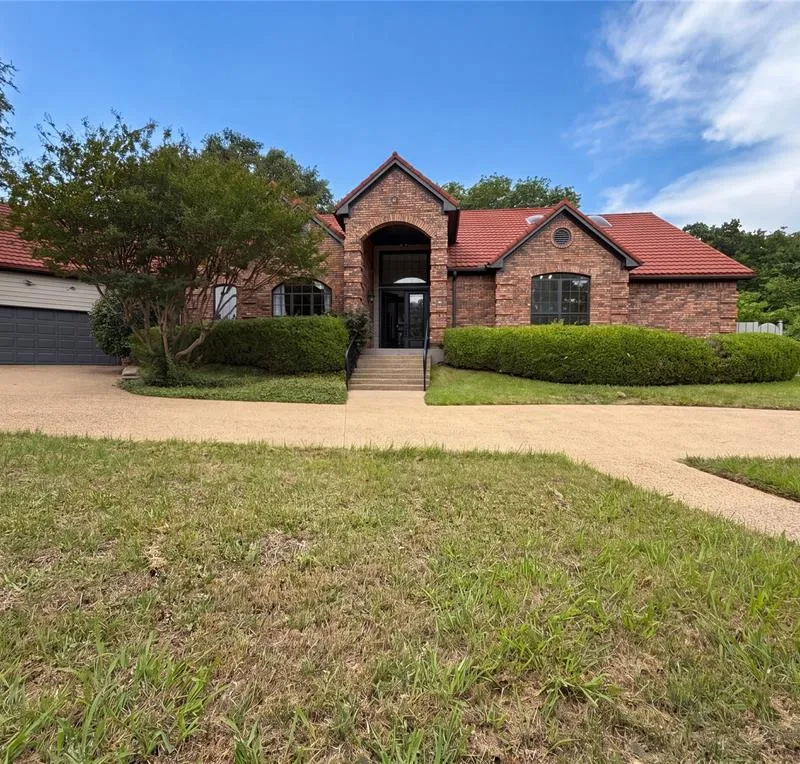 2405 Castle Rock Road, Arlington TX 76006
