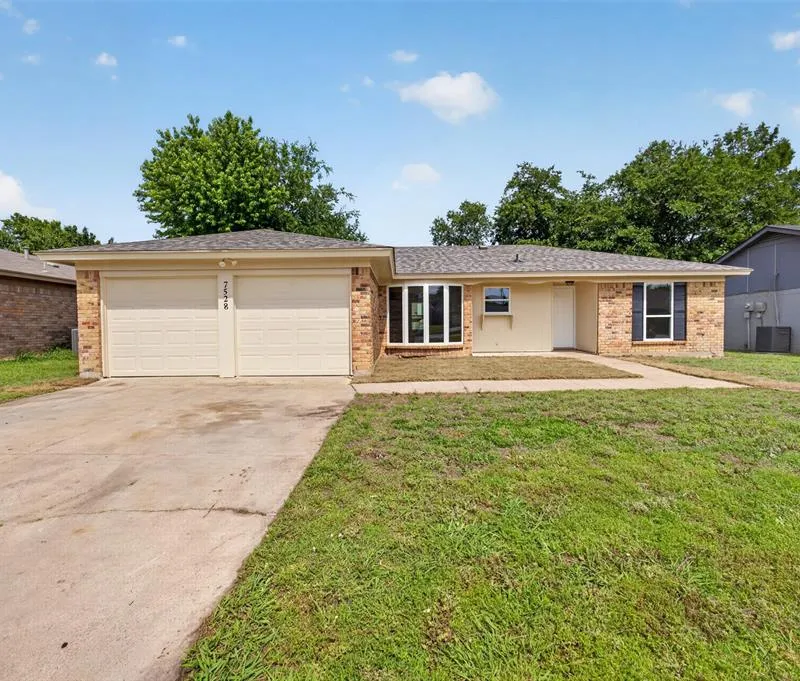 7528 Meadowlark Lane N, Watauga TX 76148