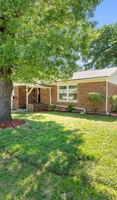 2133 Williams Place, Fort Worth TX 76111 - Photo 2