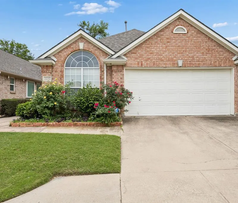 2232 Wembley Wood Lane, Bedford TX 76022