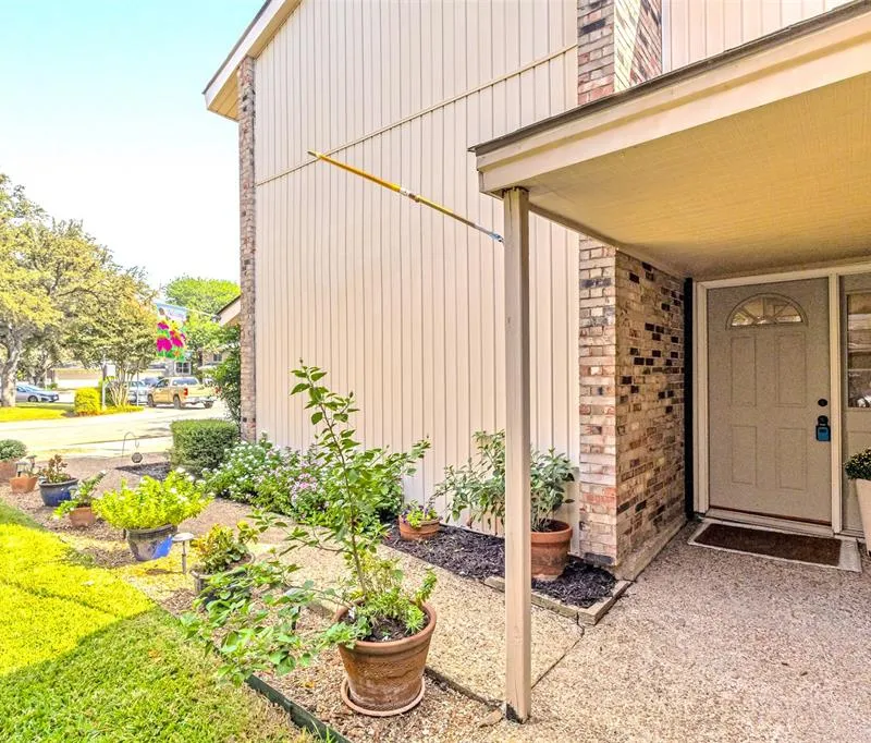 1805 Lakecrest Court, Carrollton TX 75006