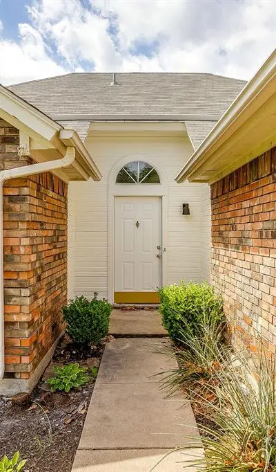 1204 Dogwood Drive, Benbrook TX 76126 - Photo 3