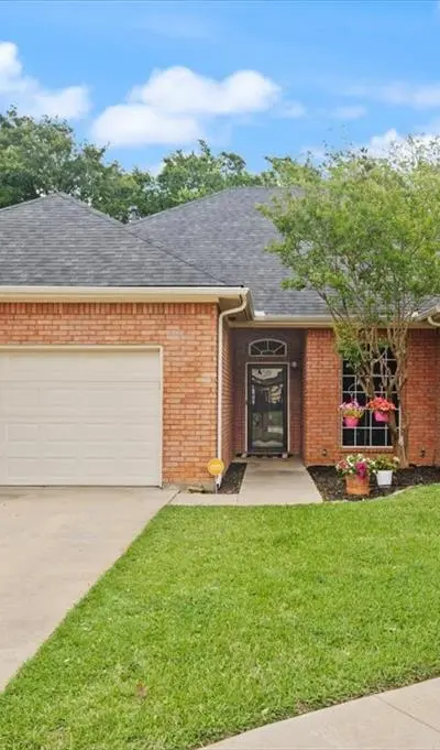 7311 Heritage Oaks Drive, Arlington TX 76001 - Photo 2