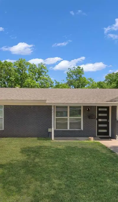 821 Lovers Lane, Grapevine TX 76051