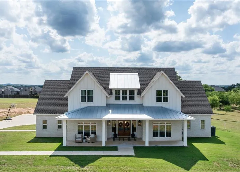 2208 Summerlin Court, Granbury TX 76048