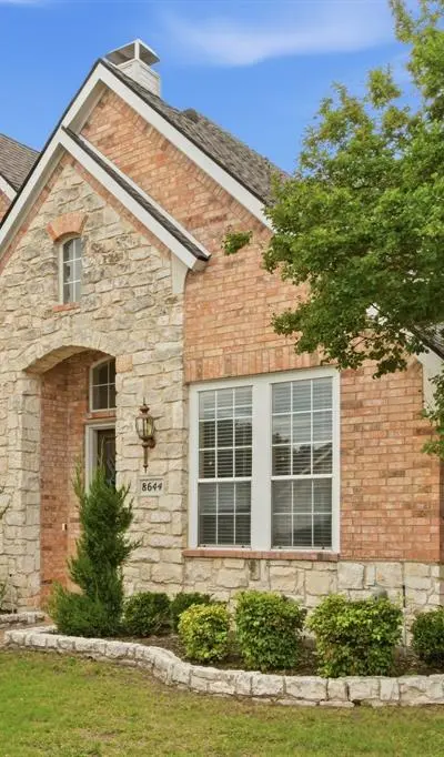 8644 Forest Glen Drive, Irving TX 75063 - Photo 2